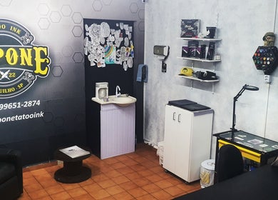 Estúdio da Kapone Tattoo Ink em São Paulo, São Paulo, BR: decoração moderna e espaço acolhedor.