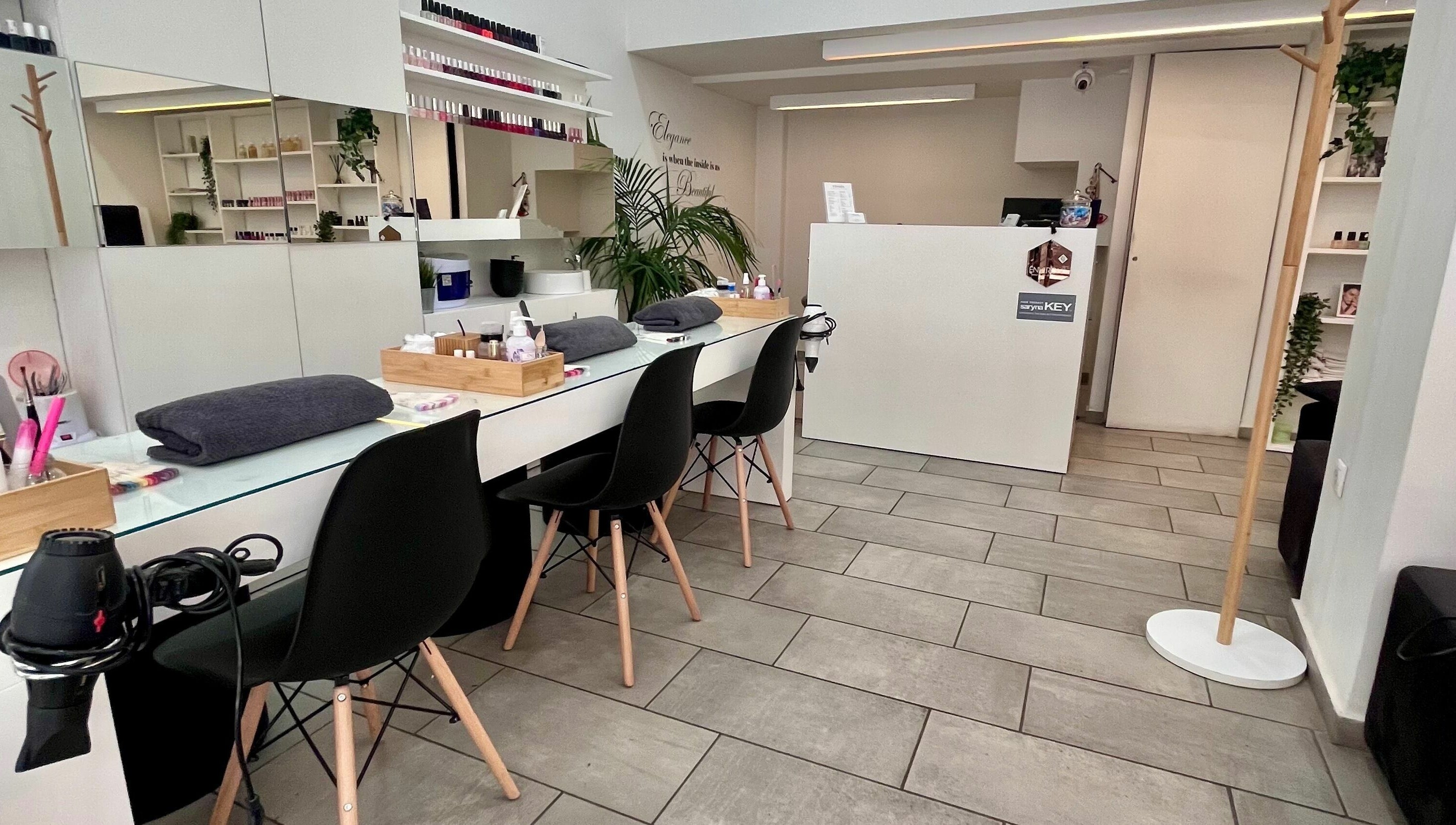 Σαλόνι ομορφιάς Y2nails στην Αθήνα, GR με κομψό χώρο και θέσεις περιποίησης.