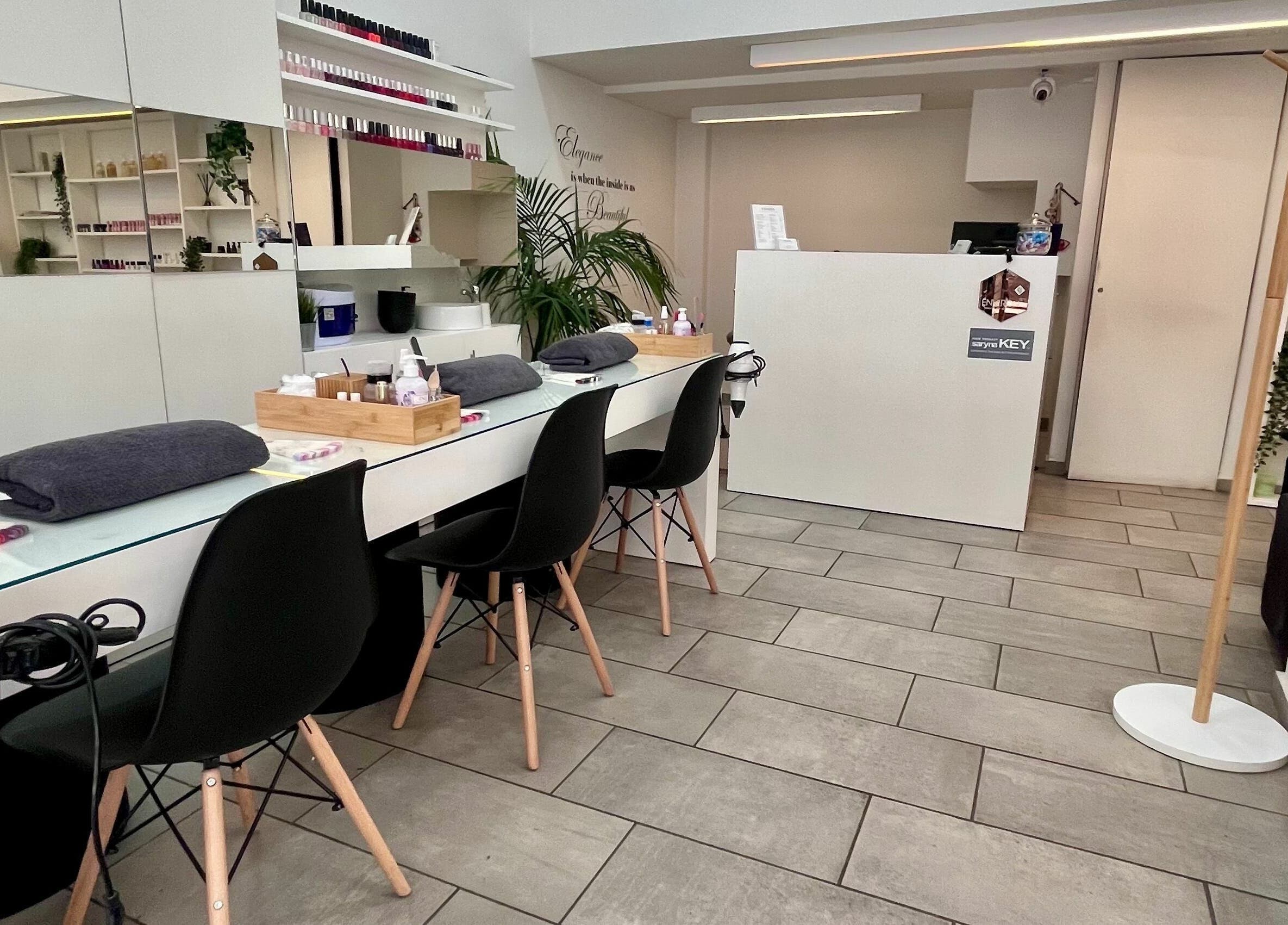 Σαλόνι ομορφιάς Y2nails στην Αθήνα, GR με κομψό χώρο και θέσεις περιποίησης.