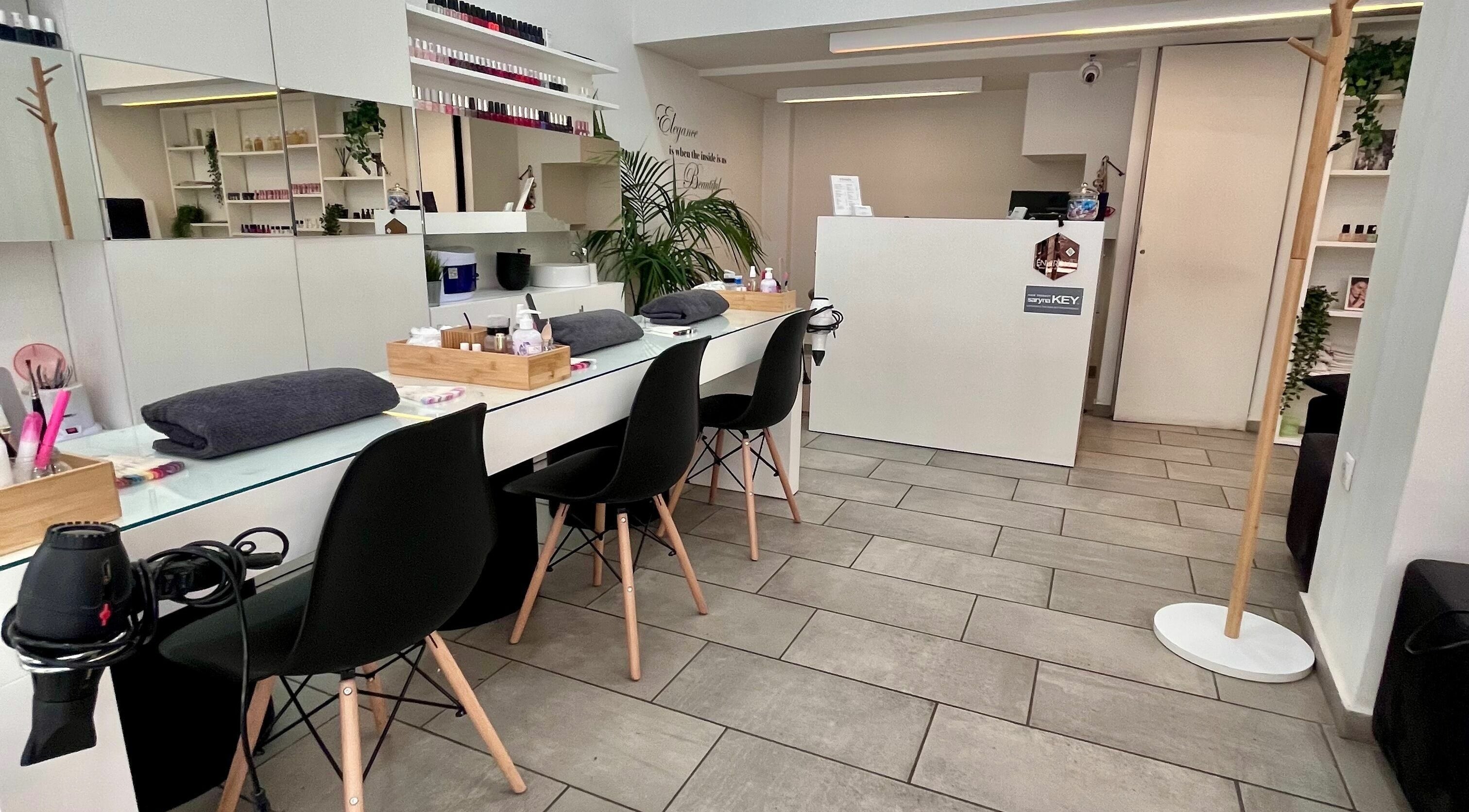 Σαλόνι ομορφιάς Y2nails στην Αθήνα, GR με κομψό χώρο και θέσεις περιποίησης.