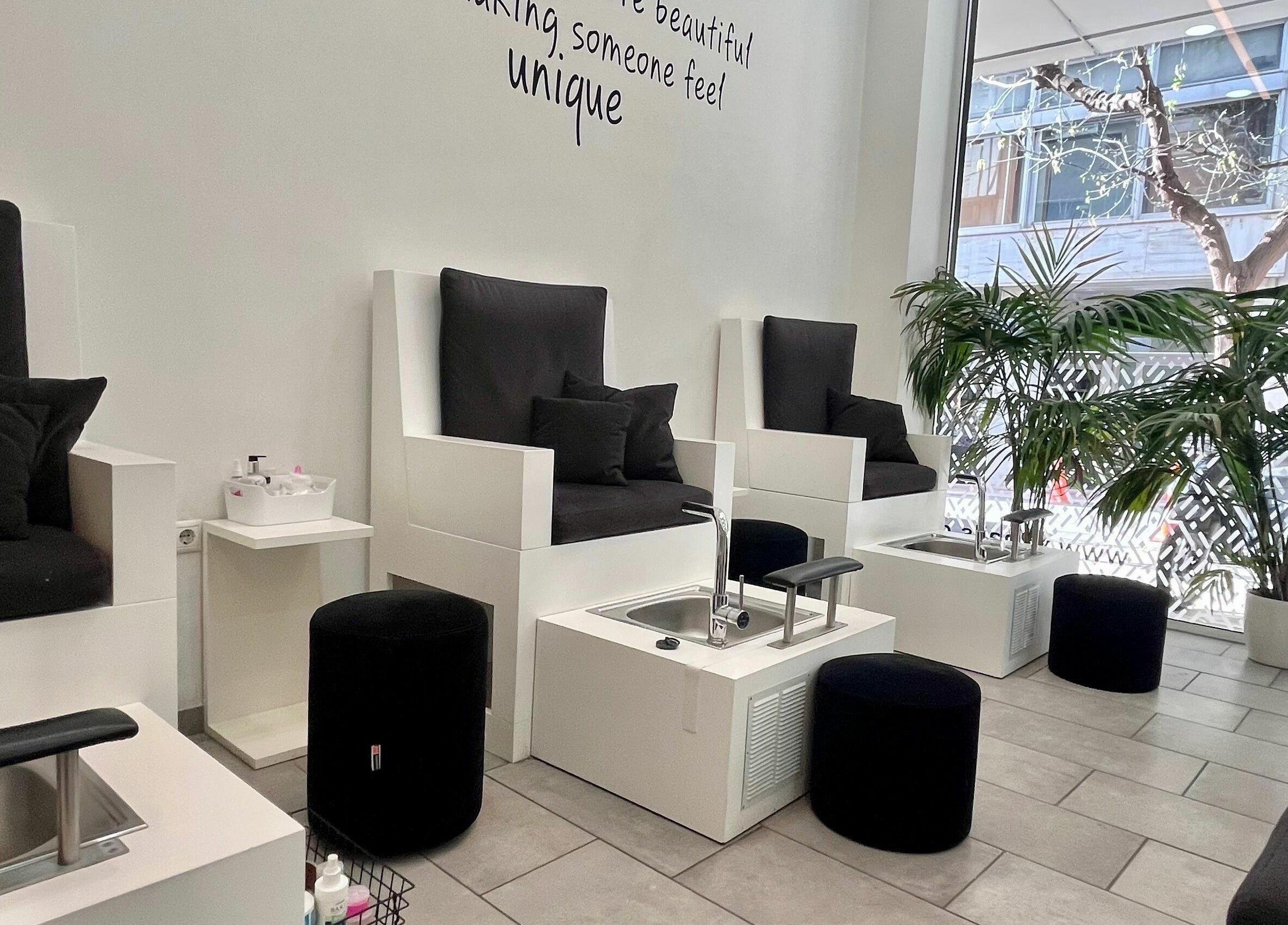 Καλαίσθητη αίθουσα πεντικιούρ στο Y2nails, Αθήνα, GR με σύγχρονη διακόσμηση.