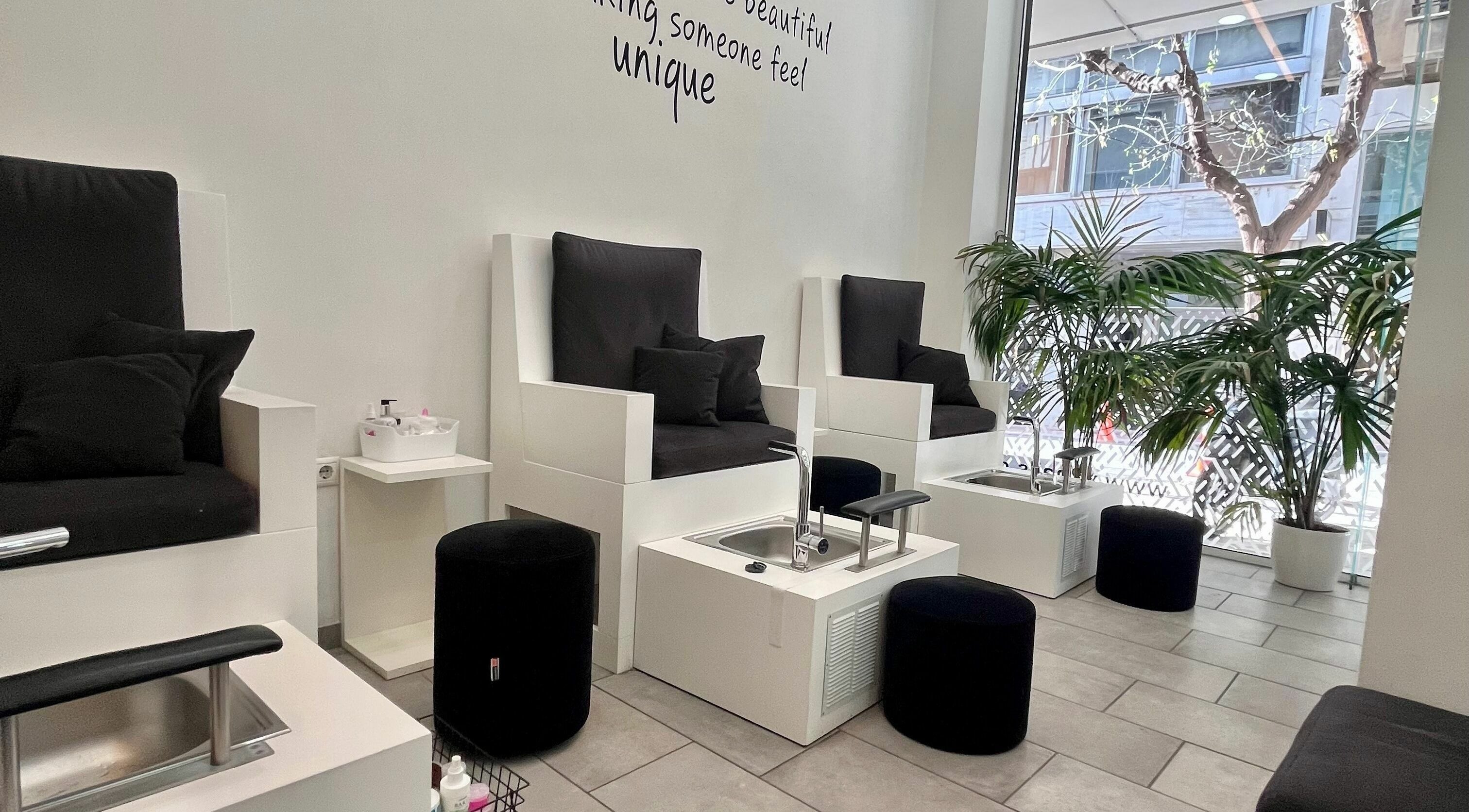 Καλαίσθητη αίθουσα πεντικιούρ στο Y2nails, Αθήνα, GR με σύγχρονη διακόσμηση.