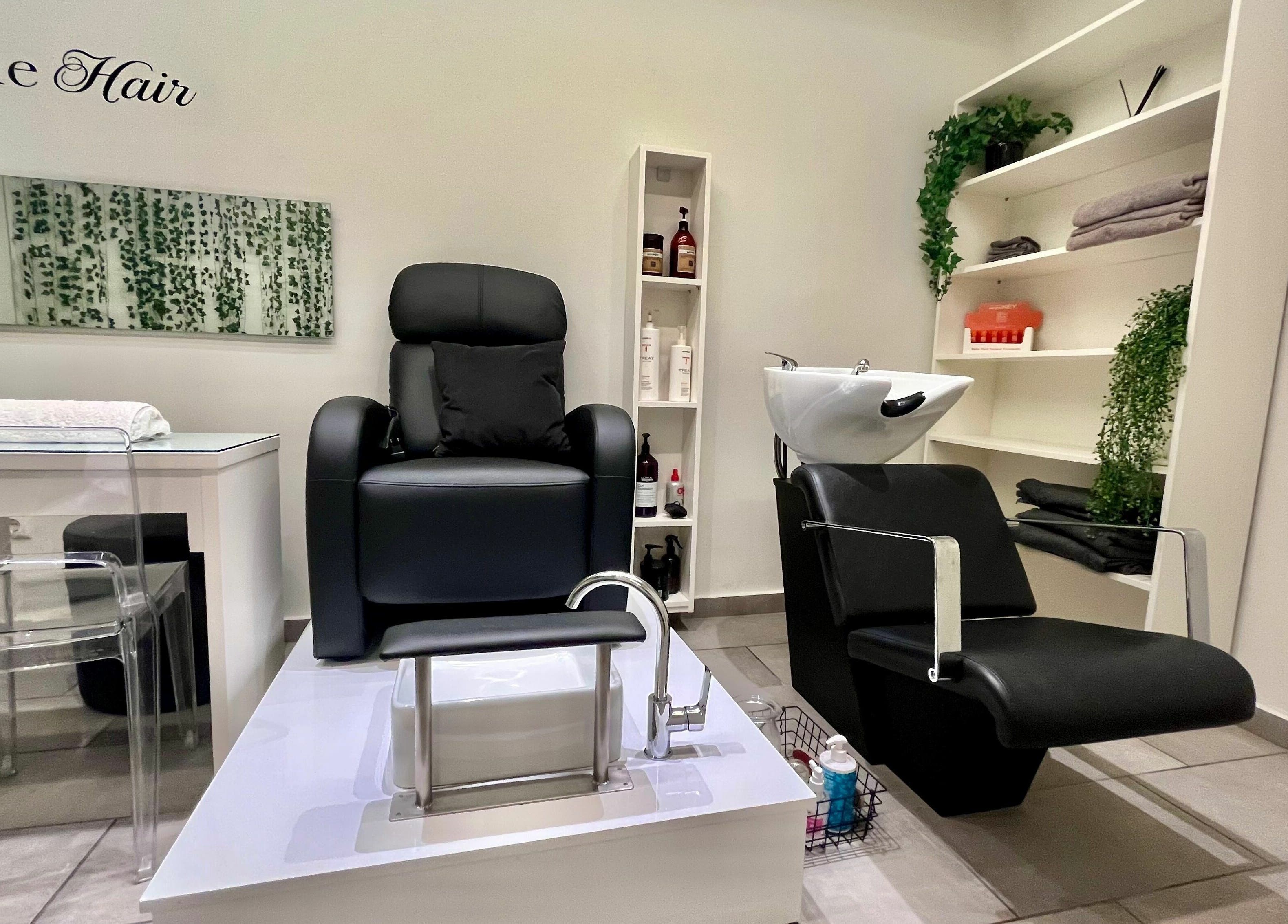 Σαλόνι ομορφιάς Y2nails με καρέκλες μασάζ και προϊόντα στην Αθήνα, GR.