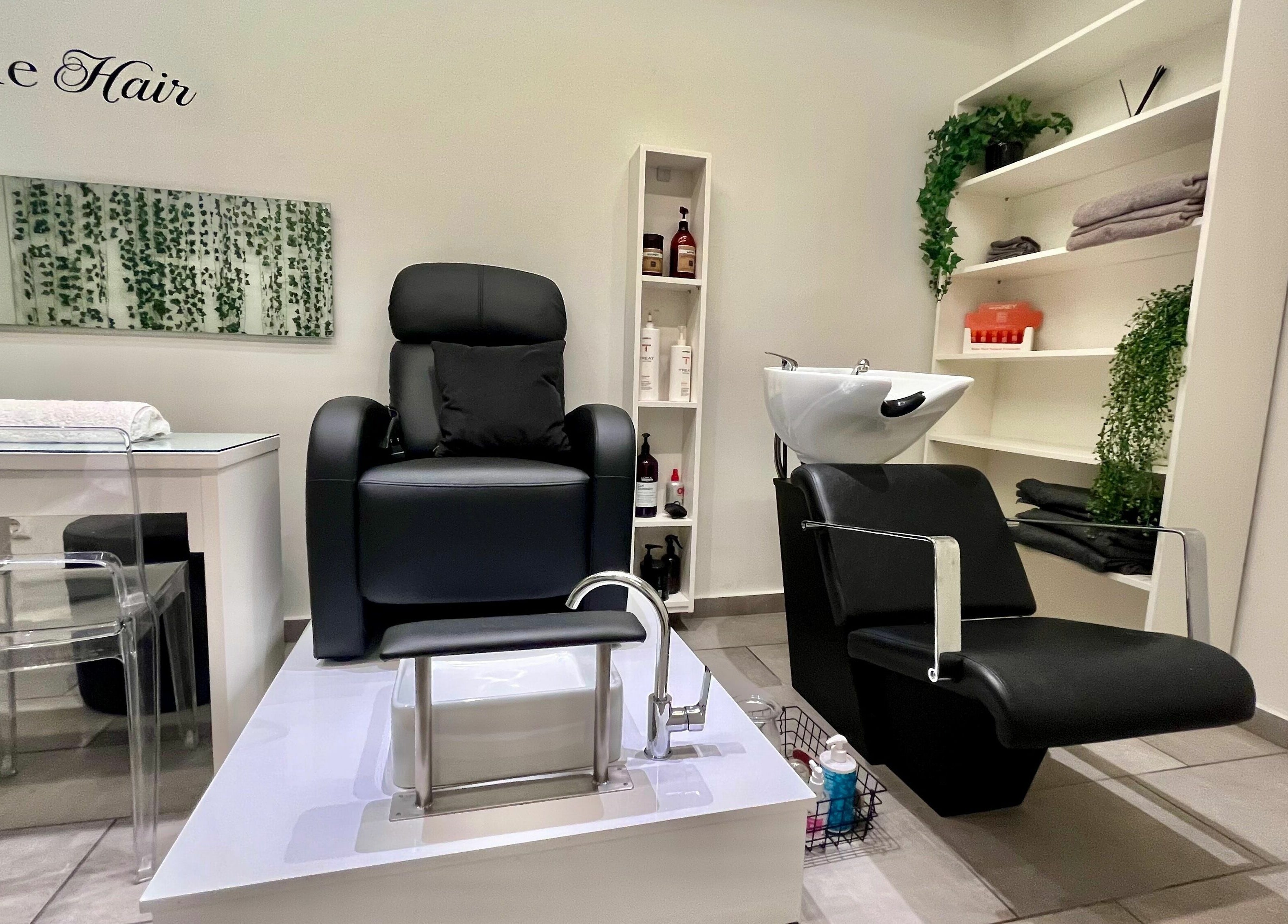 Σαλόνι ομορφιάς Y2nails με καρέκλες μασάζ και προϊόντα στην Αθήνα, GR.