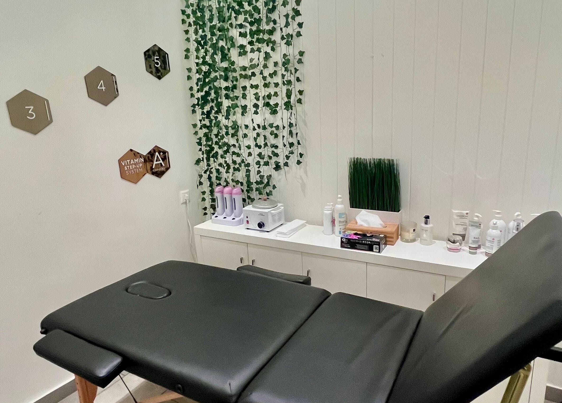 Εσωτερικό χώρου θεραπείας με πράσινα στοιχεία στο Y2nails, Αθήνα, GR.