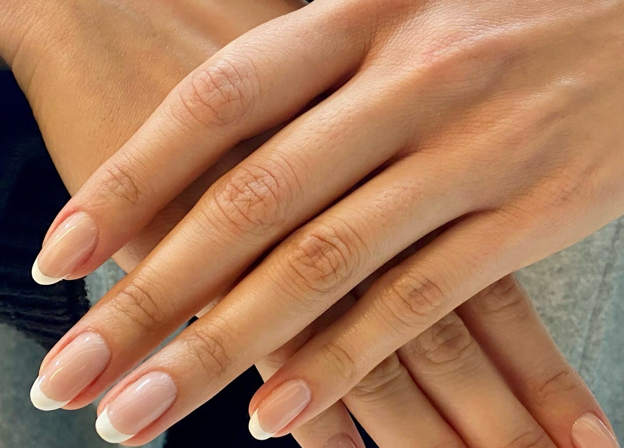 Καλοσχηματισμένα γαλλικά νύχια σε Y2nails, Αθήνα, GR δείχνουν κομψότητα και απλότητα.