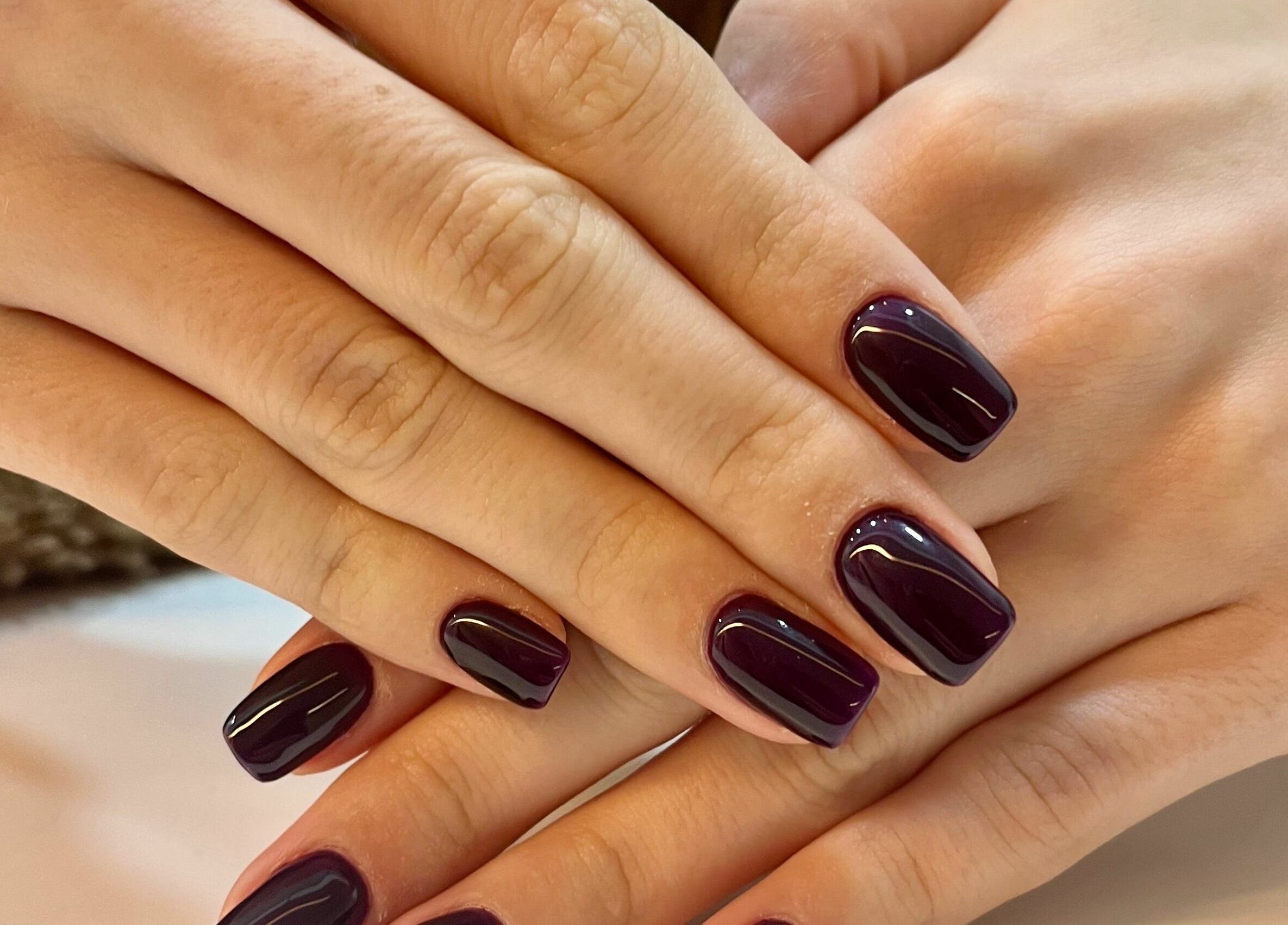 Καλοφτιαγμένα νύχια με σκούρο μανικιούρ στο Y2nails, Αθήνα, GR.