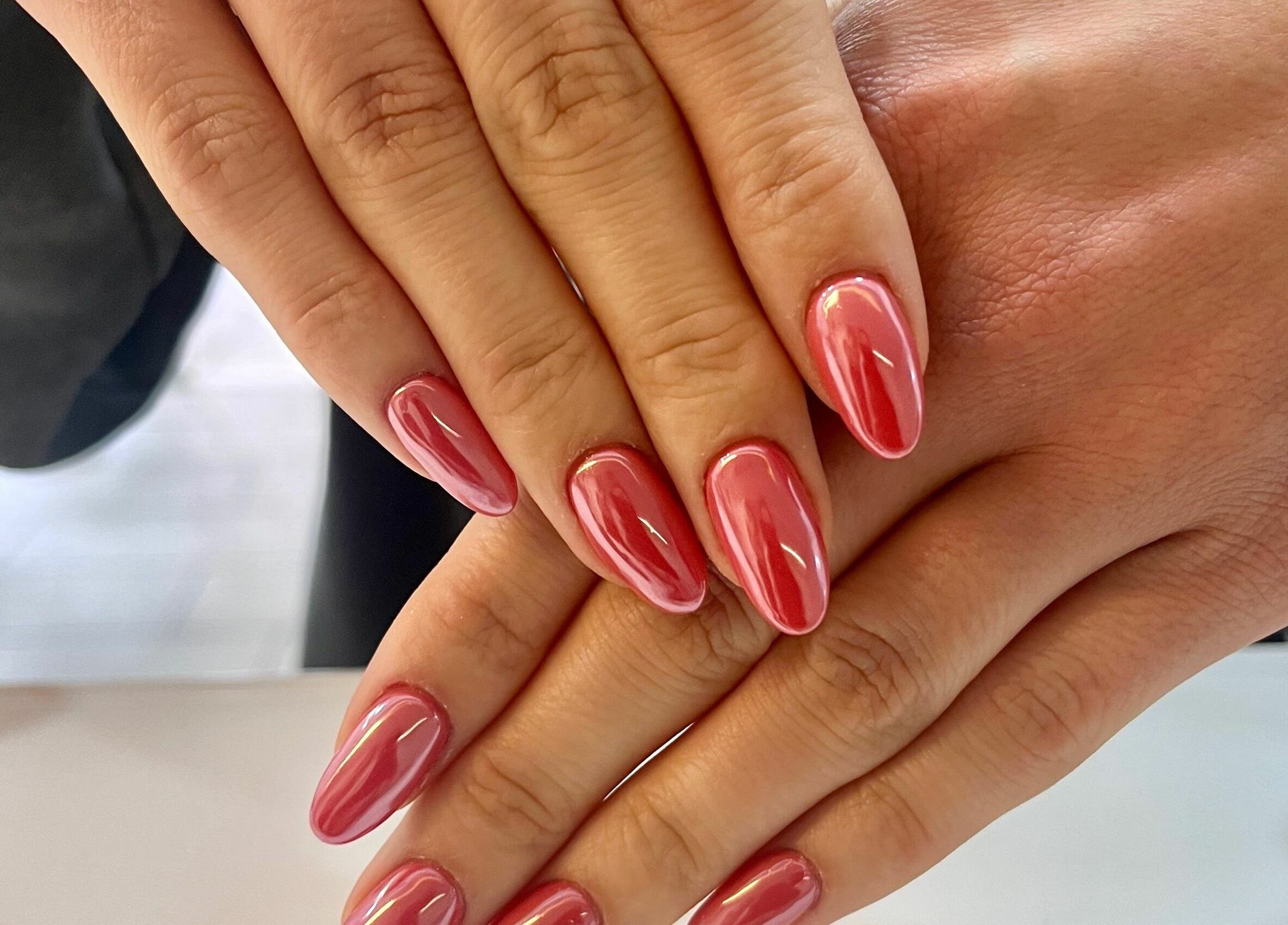 Όμορφα νύχια με κόκκινο γυαλιστερό χρώμα στο Y2nails, Αθήνα, GR.