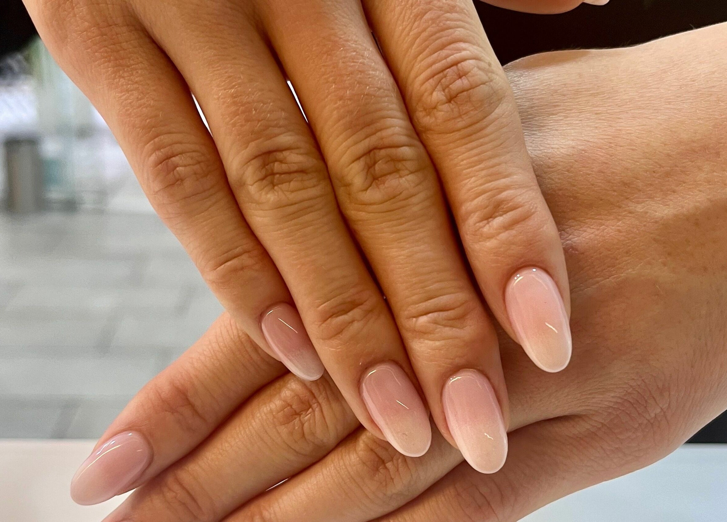 Διακριτικά ροζ νύχια σε καλοφροντισμένα χέρια στο Y2nails, Αθήνα, GR.