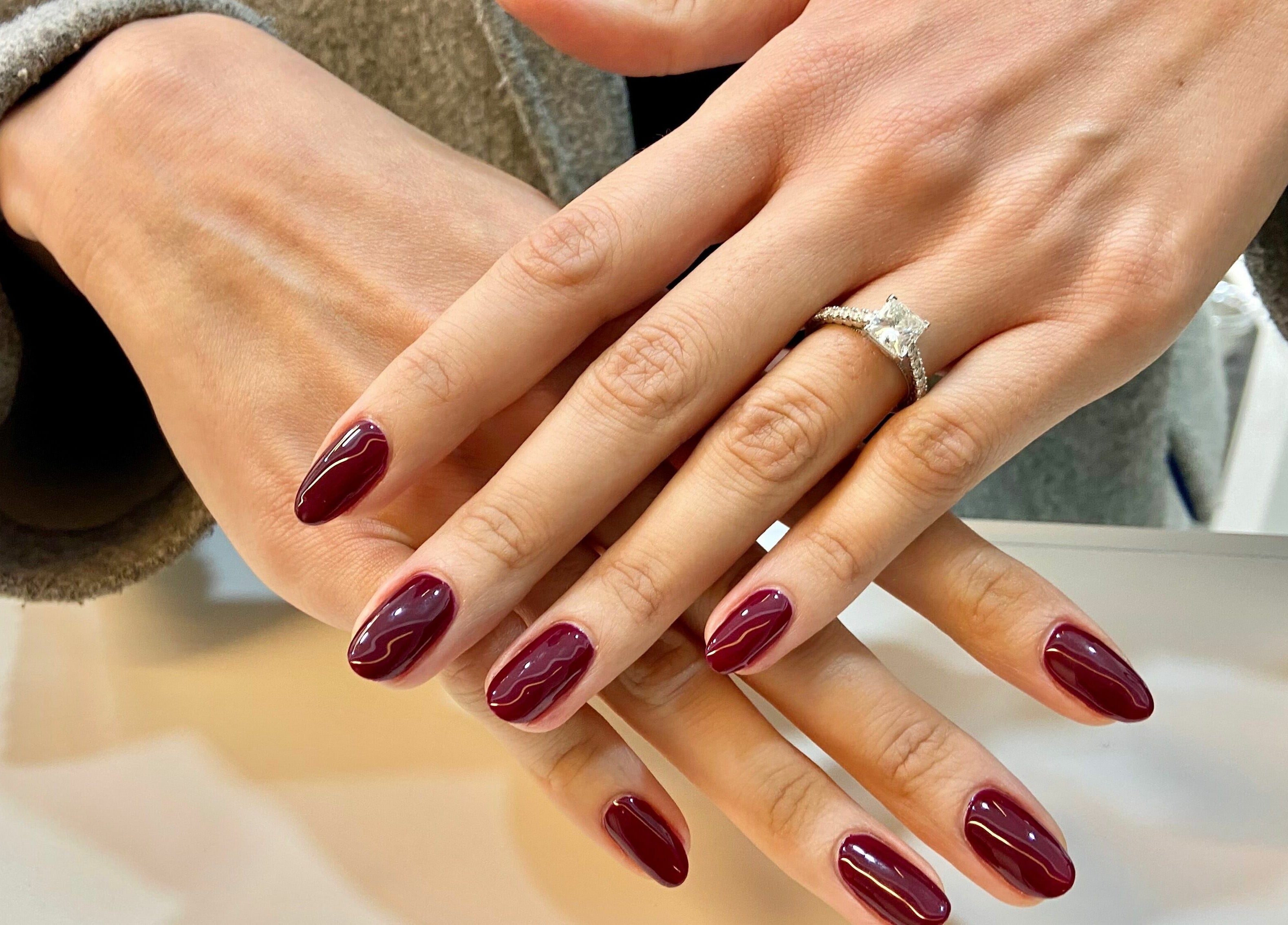 Καλοσχηματισμένα βερνικωμένα νύχια στο Y2nails, Αθήνα, GR, εξαιρετικός χώρος ομορφιάς.