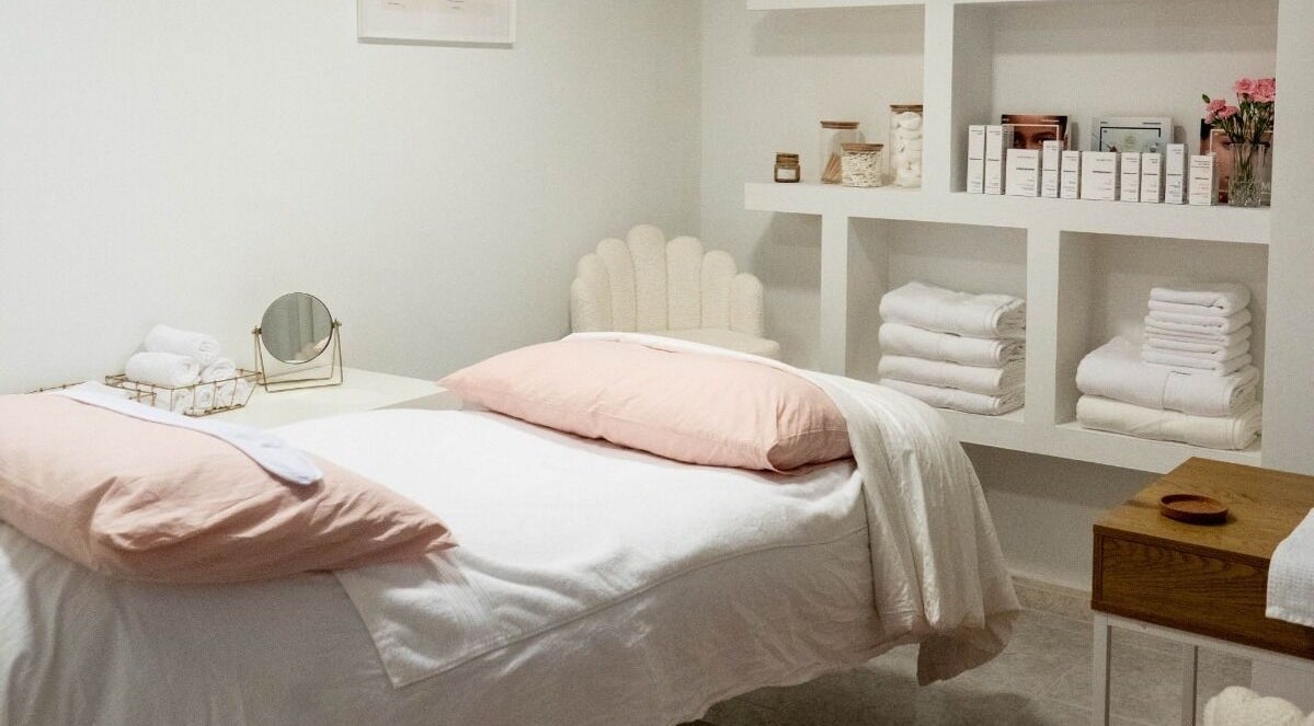 Cozy treatment room at Skin Studio By Elinor H, Palma, Illes Balears, ES with soft linens and organized shelves.