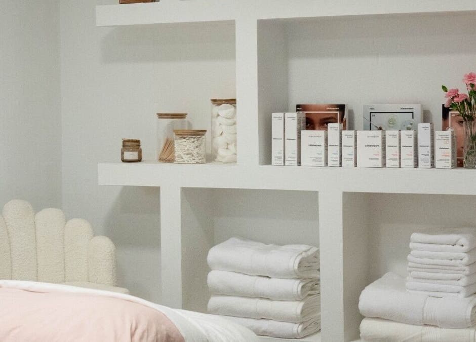 Relaxing treatment room at Skin Studio By Elinor H in Palma, Illes Balears, ES with products and towels.