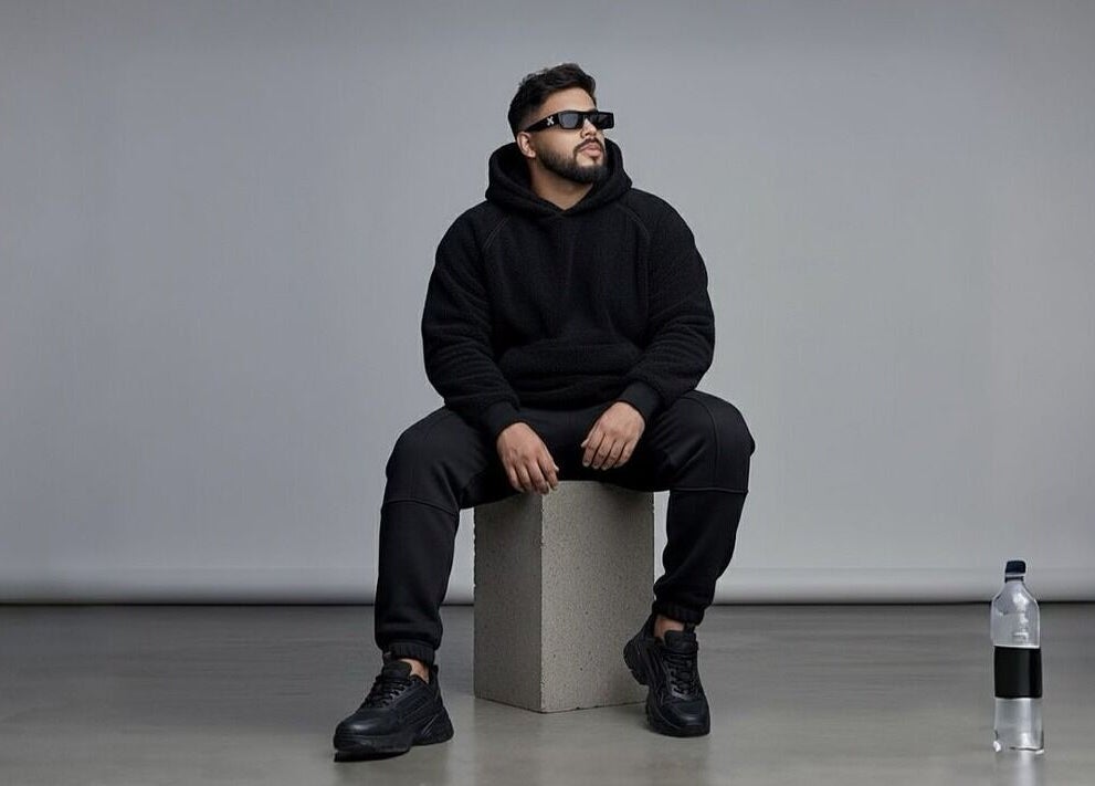 Homem em traje casual sentado em estúdio na Linno Barbeiro, Ceará, Ceará, BR.