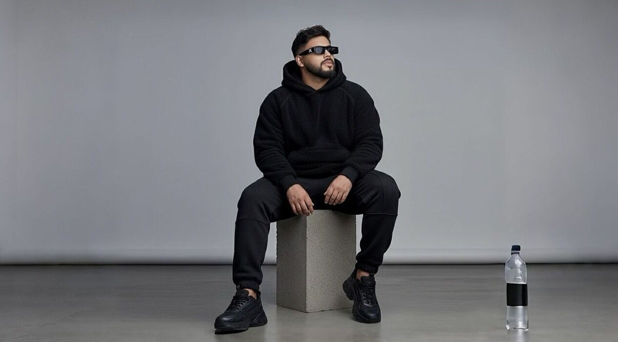 Homem em traje casual sentado em estúdio na Linno Barbeiro, Ceará, Ceará, BR.