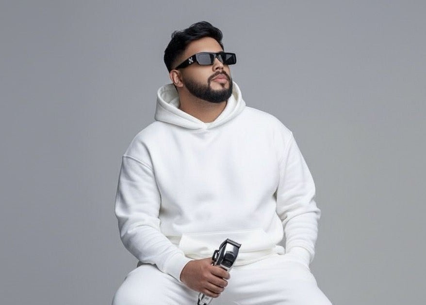 Barbeiro estiloso de branco no Linno Barbeiro, Ceará, Ceará, BR.