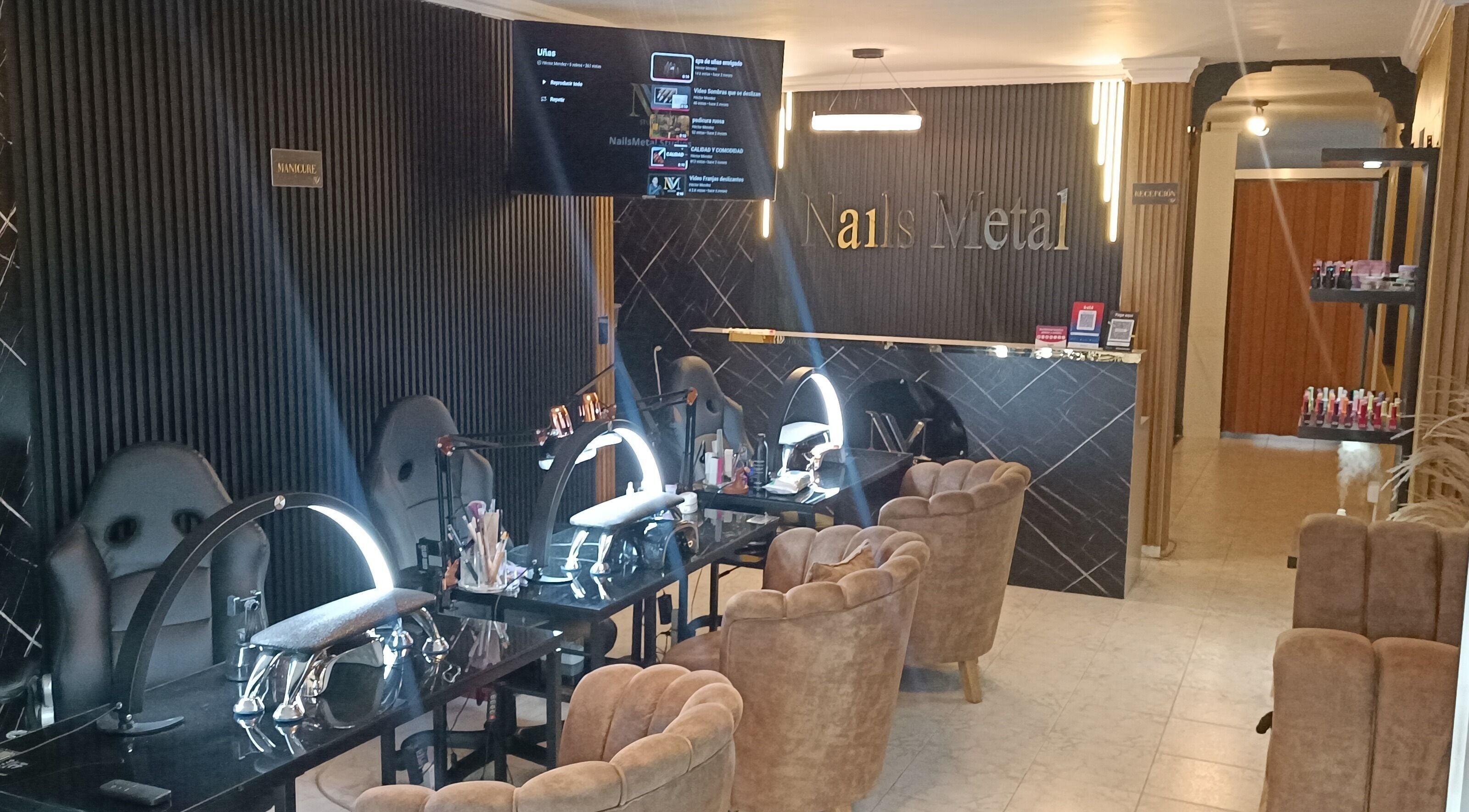 Interior elegante de Nailsmetal en Envigado, Antioquia, CO, mostrando estaciones modernas para manicura.