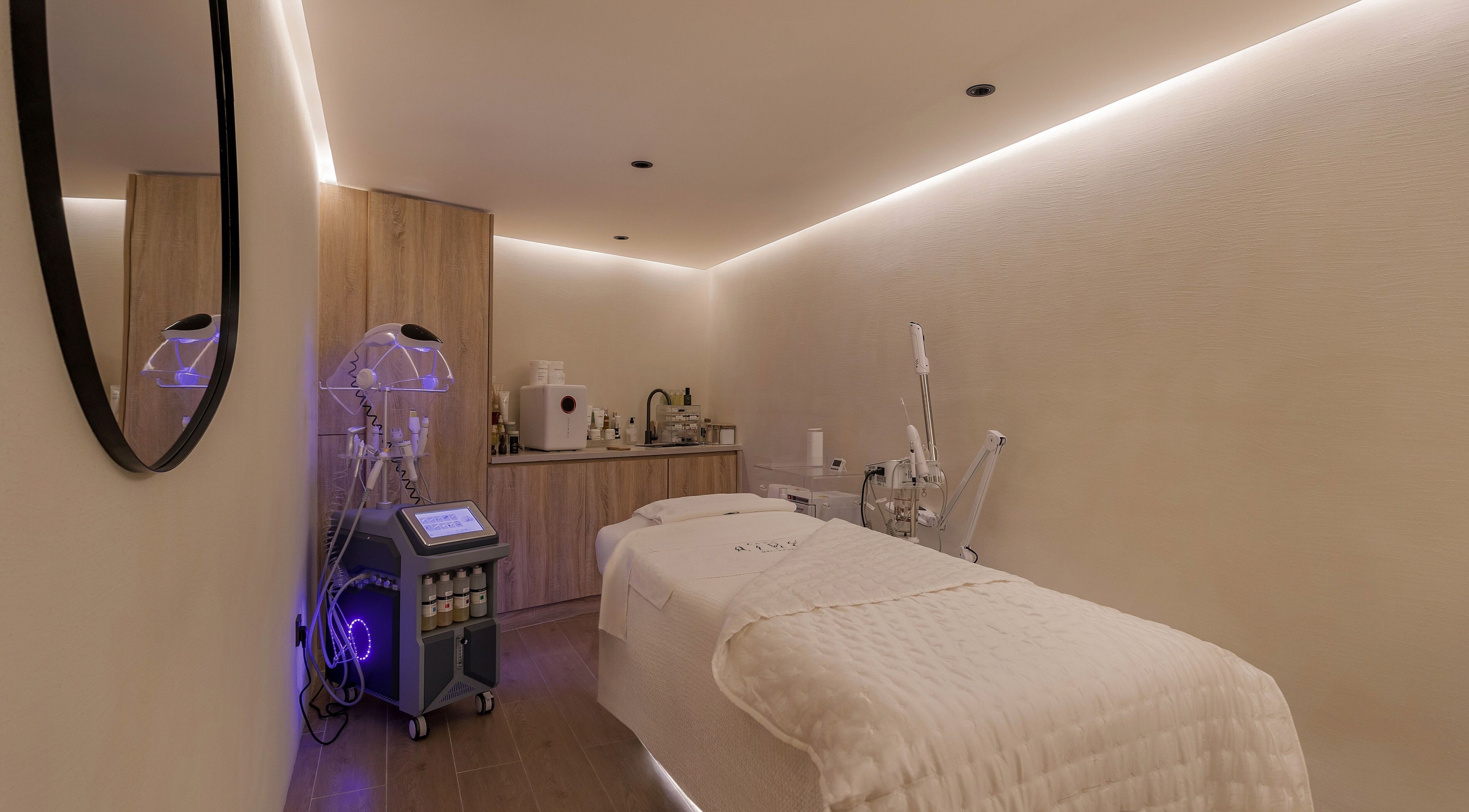 Relaxing treatment room at Aire MD by Casa Aire Wellness in Dubai, Dubai, AE featuring modern spa equipment.