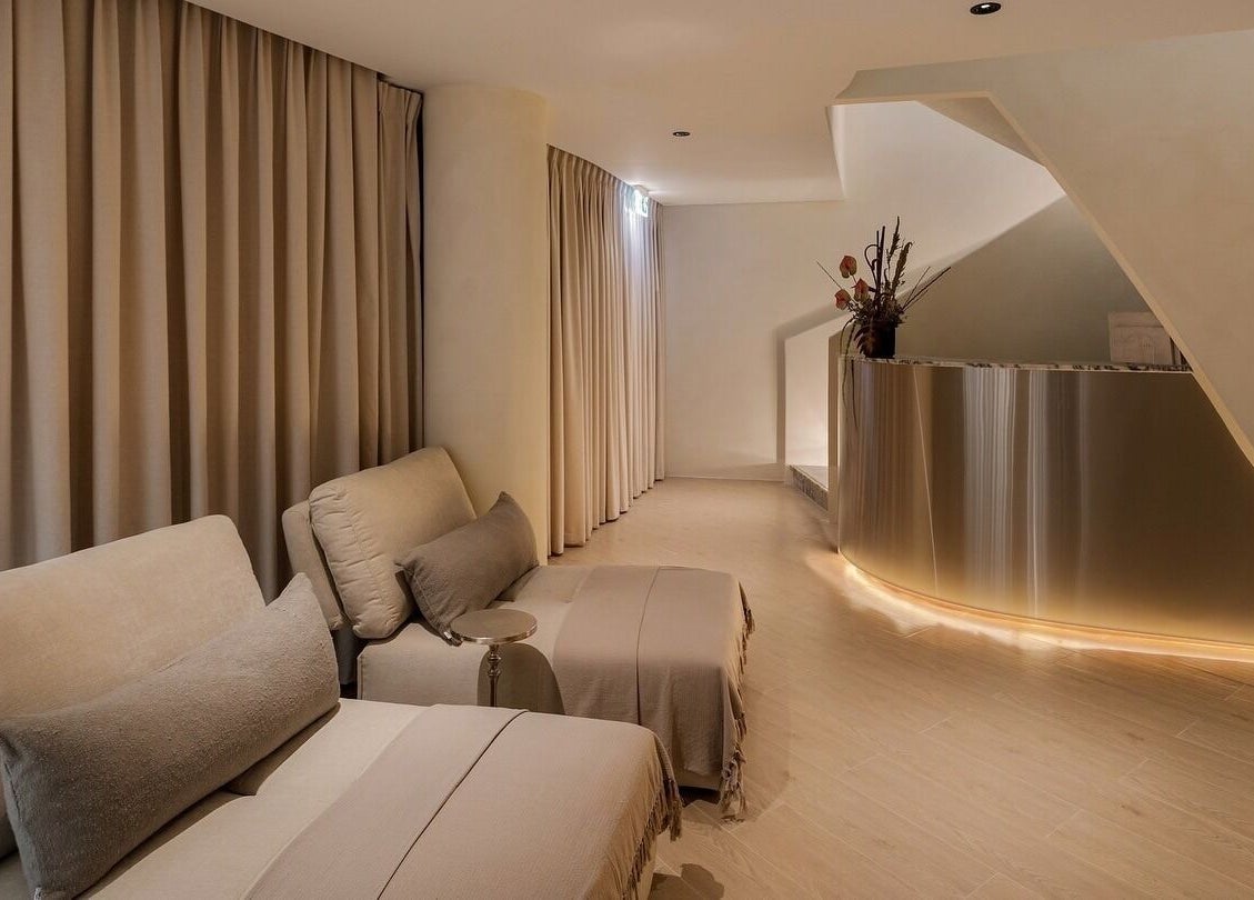 Luxurious lounge area at Aire MD by Casa Aire Wellness, Dubai, Dubai, AE with plush seating and modern decor.