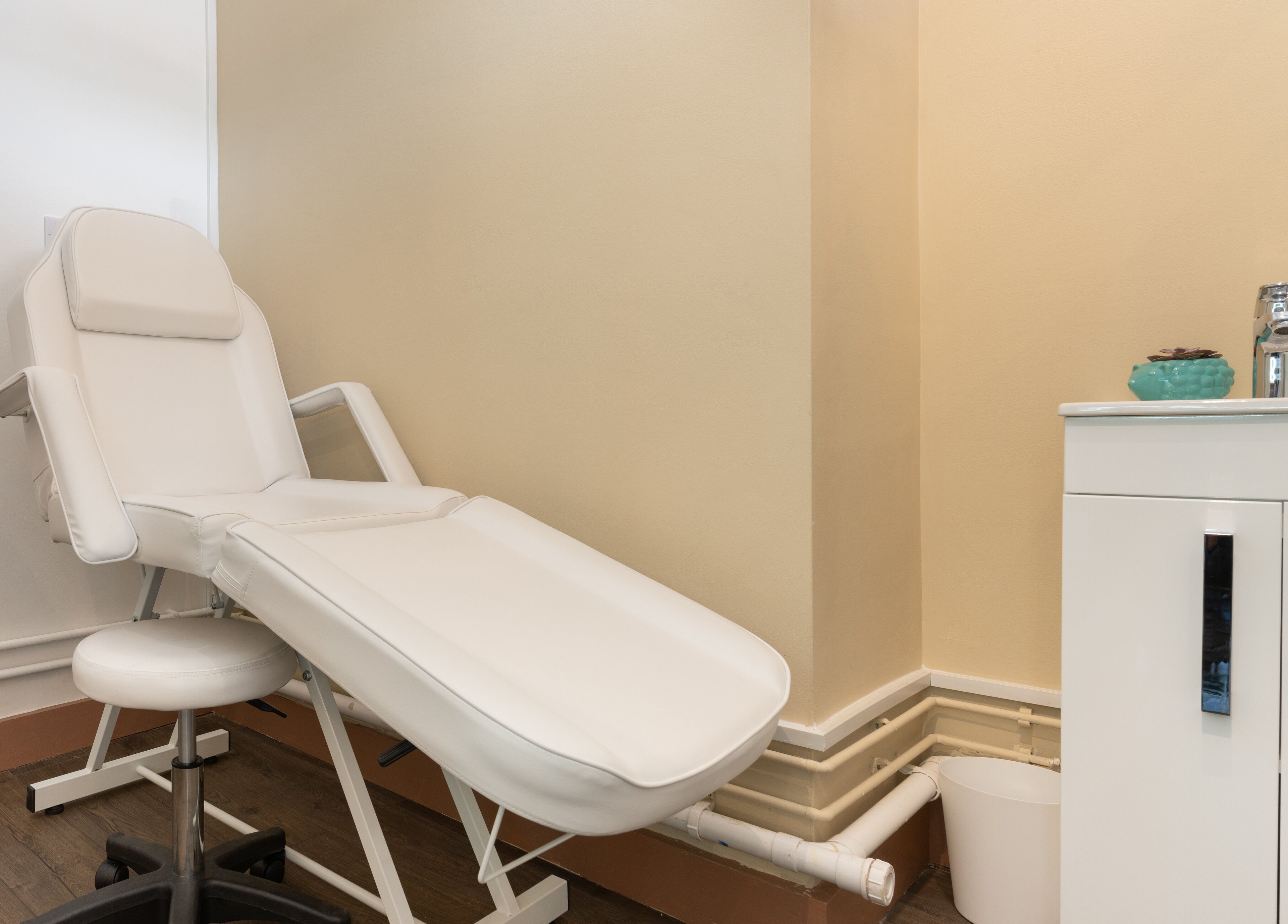 Relaxing treatment room at Claudia Hairstylist, London, England, GB with modern white furniture.