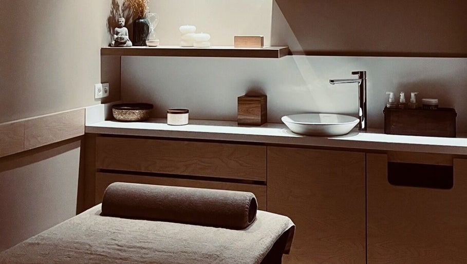 Salle de massage élégante chez Bambou Massage à Uccle, Bruxelles, BE, avec lit et décor reposant.