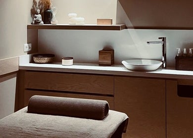 Salle de massage élégante chez Bambou Massage à Uccle, Bruxelles, BE, avec lit et décor reposant.