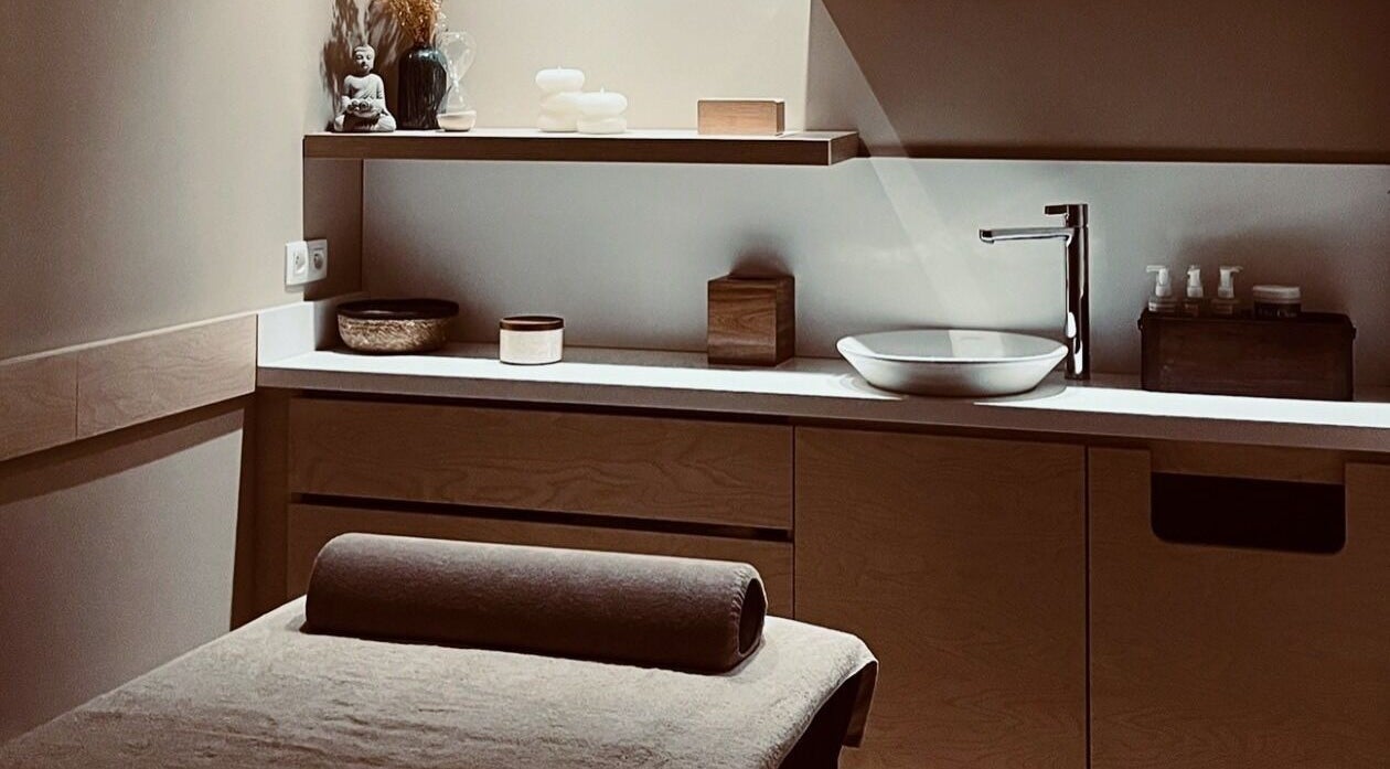 Salle de massage élégante chez Bambou Massage à Uccle, Bruxelles, BE, avec lit et décor reposant.