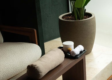 Coin détente élégant avec chaise et plante chez Bambou Massage à Uccle, Bruxelles, BE.
