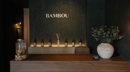 L'entrée accueillante de Bambou Massage à Uccle, Bruxelles, BE, avec des huiles et une plante décorative.