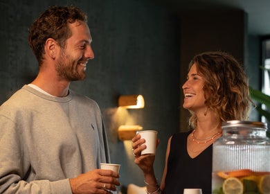 Clients souriants chez Bambou Massage, Uccle, Bruxelles, BE, en profitant d'une ambiance détendue.