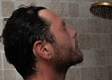 Homme sous douche à Bambou Massage, Uccle, Bruxelles, BE, pour un instant de détente pure.