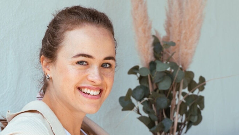 Freundliche Person vor Ringbrows in Emmendingen, Baden-Württemberg, DE. Entspannte Atmosphäre mit natürlichem Dekor.