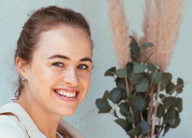 Freundliche Person vor Ringbrows in Emmendingen, Baden-Württemberg, DE. Entspannte Atmosphäre mit natürlichem Dekor.