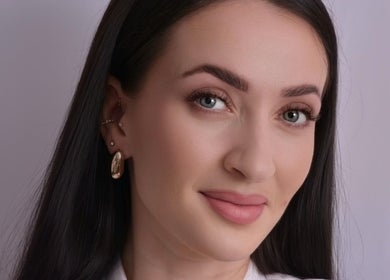 Strahlende Frau bei Ringbrows in Emmendingen, Baden-Württemberg, DE, zeigt professionelle Schönheit.