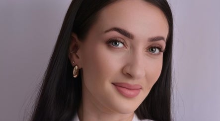 Strahlende Frau bei Ringbrows in Emmendingen, Baden-Württemberg, DE, zeigt professionelle Schönheit.