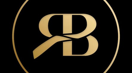 Das goldene Logo von Ringbrows in Emmendingen, Baden-Württemberg, DE, auf schwarzem Hintergrund.