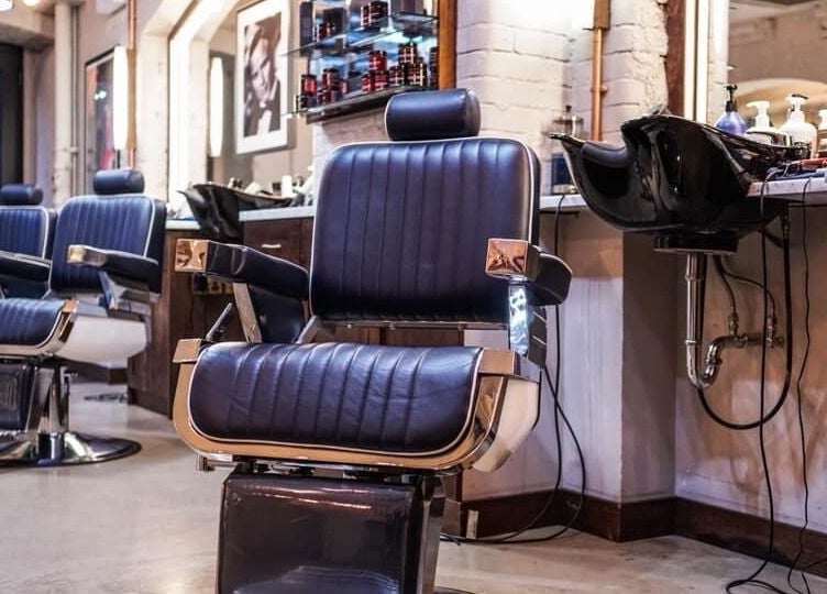 Luxurious grooming chairs at Avanzato Grooming Lounge, London, England, GB, offering premium styling services.