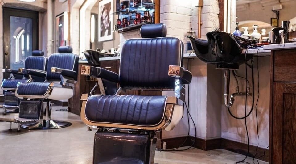 Luxurious grooming chairs at Avanzato Grooming Lounge, London, England, GB, offering premium styling services.