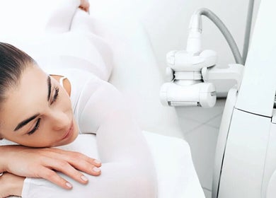 Relaxing spa treatment at Le Noir Beauty Center, Abu Dhabi, AE with advanced equipment.