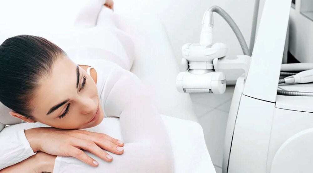 Relaxing spa treatment at Le Noir Beauty Center, Abu Dhabi, AE with advanced equipment.