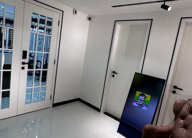 Elegant entryway of Le Noir Beauty Center in Abu Dhabi, featuring modern design and luxury seating.