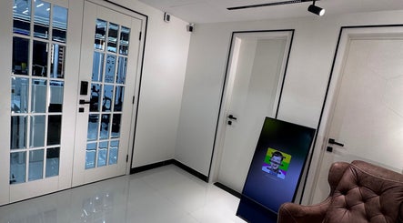 Elegant entryway of Le Noir Beauty Center in Abu Dhabi, featuring modern design and luxury seating.