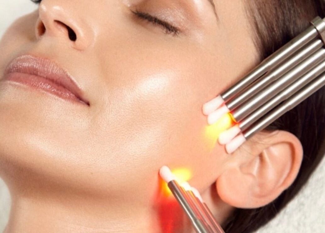 Facial treatment at Le Noir Beauty Center in Abu Dhabi, AE using advanced light therapy for radiant skin.
