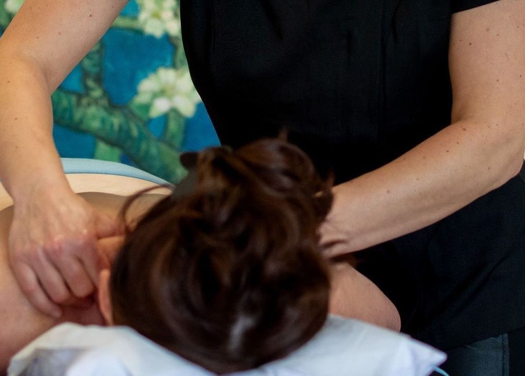 Therapist performs a soothing massage at Healing Touch Therapies, Southampton, England, GB.