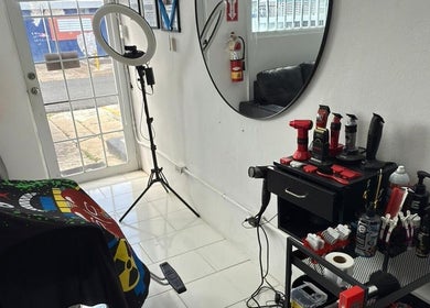 Espacio moderno en Alta Gama Hair Salon en Toa Baja, Toa Baja, PR con equipo profesional de peluquería.