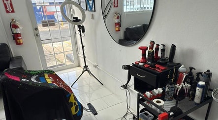 Espacio moderno en Alta Gama Hair Salon en Toa Baja, Toa Baja, PR con equipo profesional de peluquería.