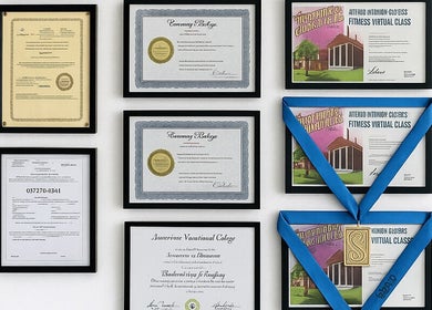 Certificados enmarcados en Alta Gama Hair Salon, Toa Baja, Toa Baja, PR, mostrando logros y reconocimientos.