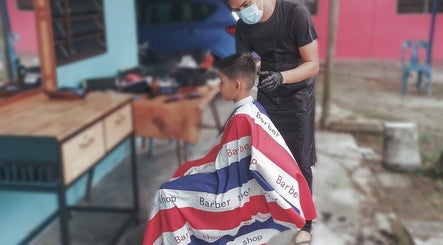 RZM BARBER FROM HOUSE image 2