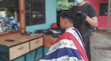 RZM BARBER FROM HOUSE image 3