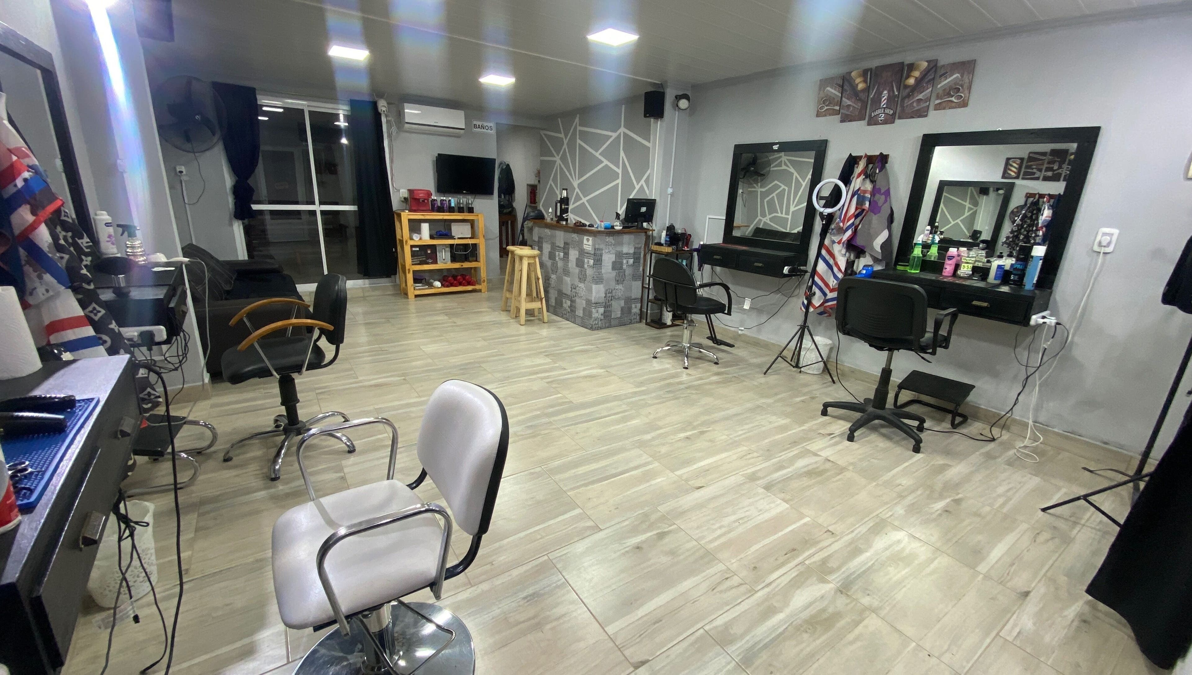 Sillas y espejos en Barber Club, Concepción Del Uruguay, Entre Ríos, AR.