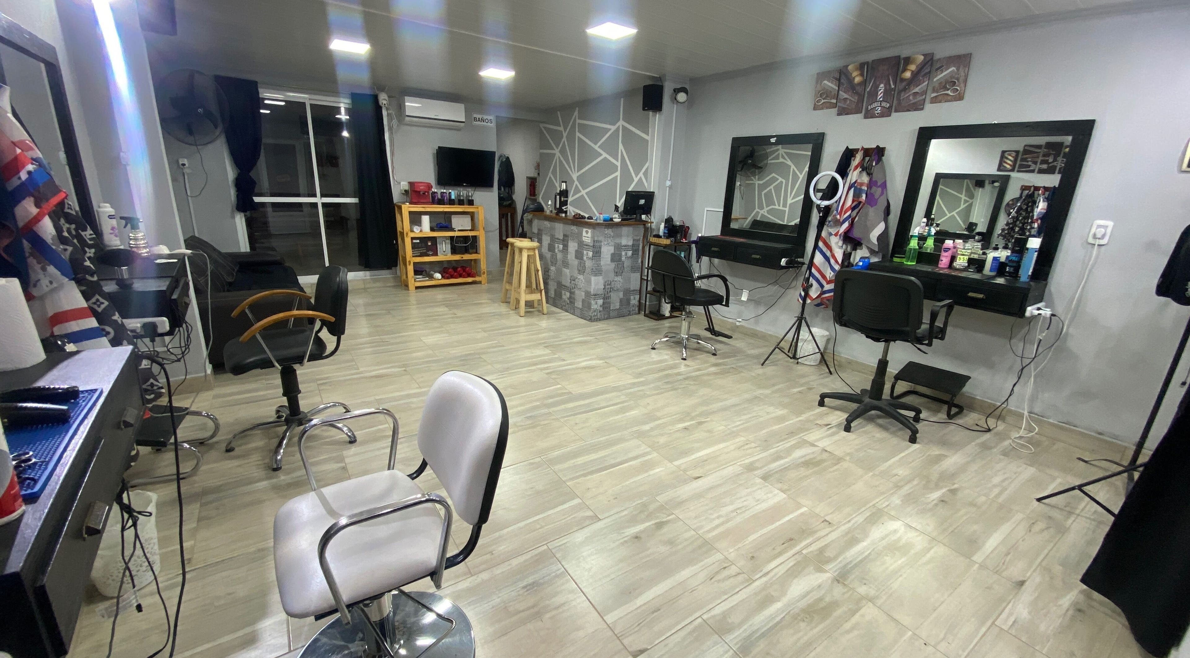 Sillas y espejos en Barber Club, Concepción Del Uruguay, Entre Ríos, AR.